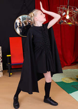 Schwarzes Cape-Kleid mit Handkittel 